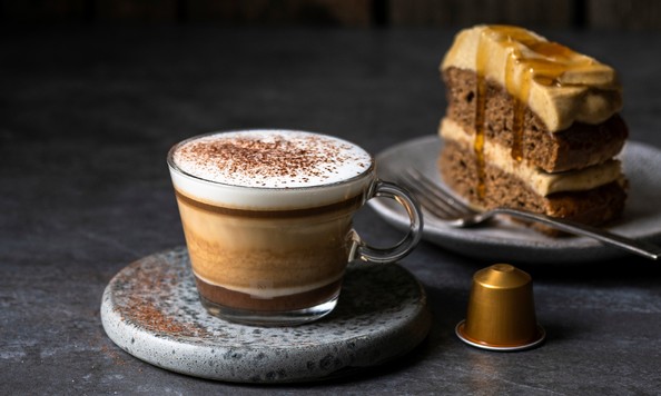 
Rezept-Tipp: Cappuccino aus unserem Nespresso Volluto Kaffee, dazu Lebkuchen mit Maroni-Füllung