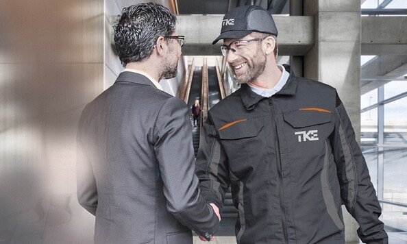  Servicetechniker mit Kunde
