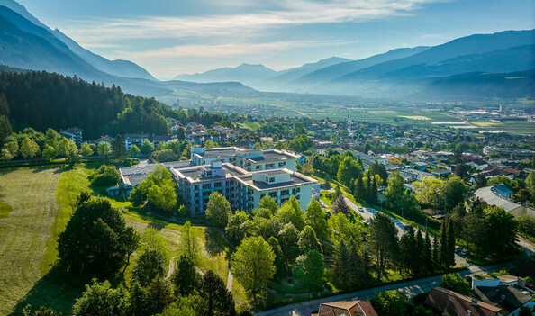  Die Privatklinik liegt in wunderschöner Höhenlage ganz nahe bei Innsbruck.
