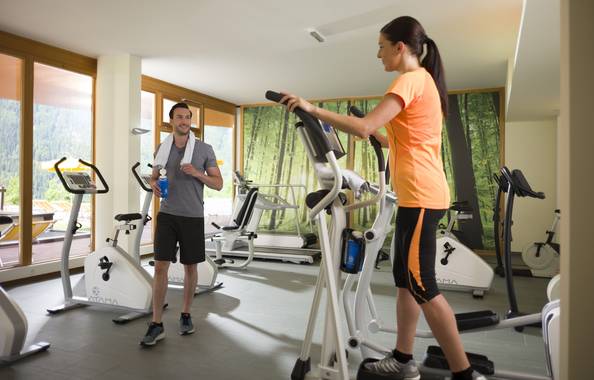 Unsere MitarbeiterInnen trainieren kostenfrei in den hauseigenen Fitnessstudios.