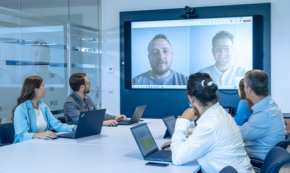  Flexibel arbeiten – im Büro und remote im Team verbunden
