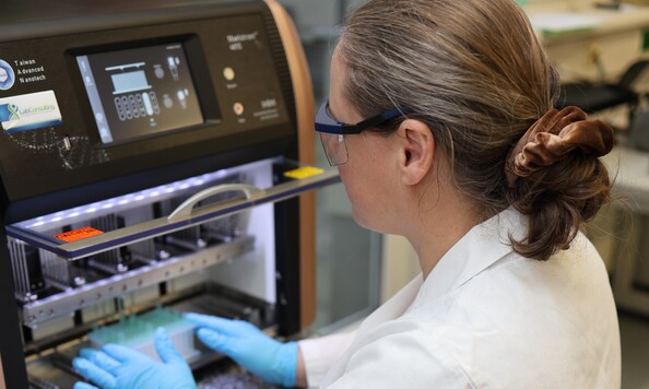 Eine Kollgin im Labor