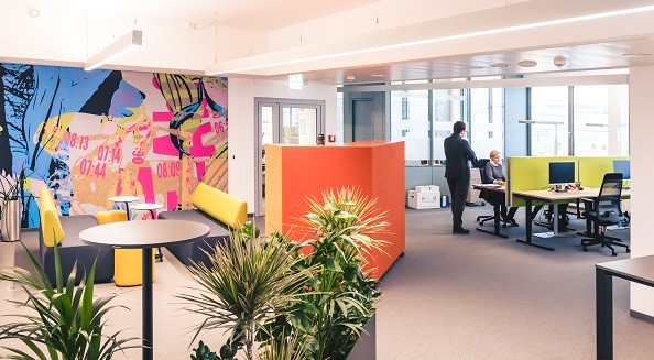 Freundliche und helle Farben sorgen im Hauptquartier für ein positives Arbeitsumfeld.