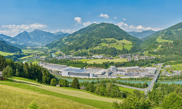 Die Liebherr-Werk Bischofshofen GmbH verantwortet die
Entwicklung, Produktion und den weltweiten Vertrieb der Liebherr-Radlader.