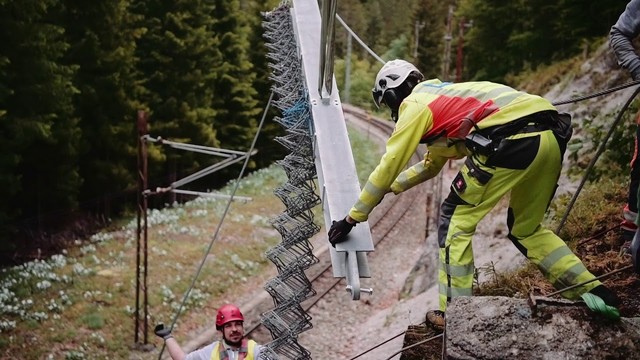 Mariazellerbahn: Lawinenschutz per Hubschrauber errichtet